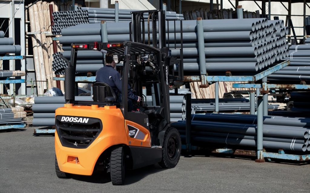 Doosan Forklift Truck lifting pipes